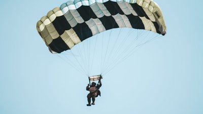 "Це адреналін. Буває люди не пам'ятають стрибка" — тренер зі стрибків з парашута "Це адреналін. Буває люди не пам'ятають стрибка" — тренер зі стрибків з парашута