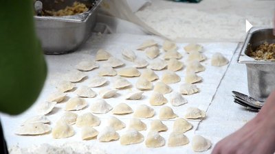 Волонтери ліплять вареники
