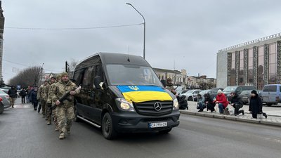 В Умані в останню дорогу провели полеглого на війні солдата В Умані в останню дорогу провели полеглого на війні солдата