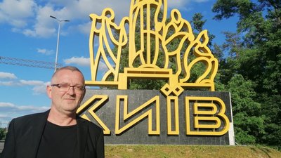 Томаж Менцін, посол Словенії в Україні, біля стели "Київ"