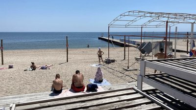 На пляжах Одеси з'явилися захисні сітки, проте містяни продовжують купатися у морі