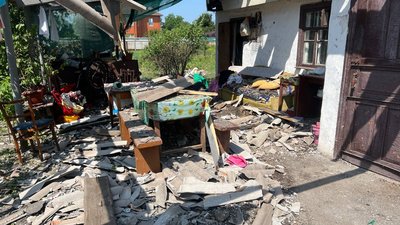 Прибирають територію та накривають дахи: жителі Вільного на Криворіжжі долають наслідки атаки РФ