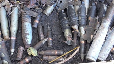 Вибухотехніки поліції Сумщини розміновують Харківщину