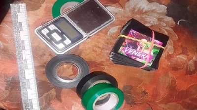 У Житомирі затримали студента, який забрав з пошти посилку з наркотиками У Житомирі затримали студента, який забрав з пошти посилку з наркотиками
