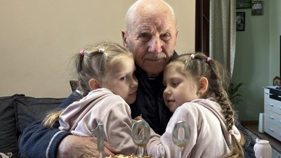 Степан Кравець з онуками
