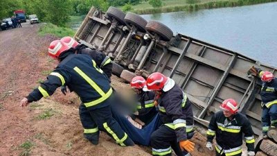На Кіровоградщині вантажівка впала у ставок. Водій загинув