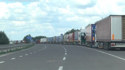 Черга з вантажівок