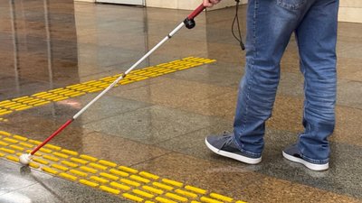 На станції метро "Олімпійська" облаштовують тактильні смуги для незрячих