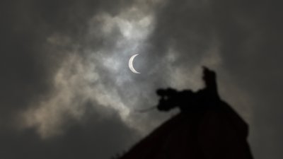 У світі спостерігали кільцеподібне сонячне затемнення У світі спостерігали кільцеподібне сонячне затемнення