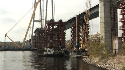 На нижній частині вантового мосту у Запоріжжі змонтували першу На нижній частині вантового мосту у Запоріжжі змонтували першу