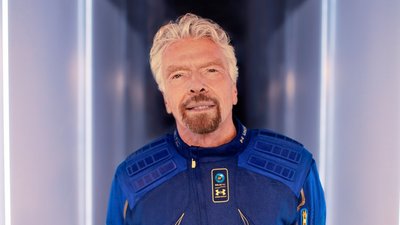 Записував рок-зірок та перевдягався стюардесою. Хто такий мільярдер Бренсон, який полетів у космос