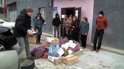 На Житомирщині учні Райківської гімназії передали продукти харчування бездомним На Житомирщині учні Райківської гімназії передали продукти харчування бездомним