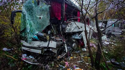 Зіштовхнулися вантажівка та рейсовий автобус Зіштовхнулися вантажівка та рейсовий автобус
