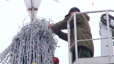 У Полтаві розбирають центральну новорічну ялинку У Полтаві розбирають центральну новорічну ялинку