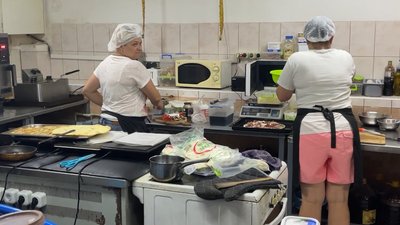Подружжя переселенців розвиває сімейний ресторан Подружжя переселенців розвиває сімейний ресторан