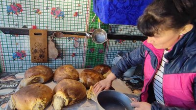 "Хай їдять і здоровими повертаються додому": на Вінниччині багатодітна мати пече на черені хліб для військових "Хай їдять і здоровими повертаються додому": на Вінниччині багатодітна мати пече на черені хліб для військових