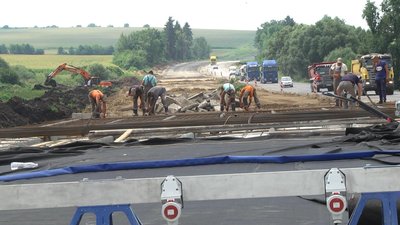 Чотири смуги та новий міст: як на Хмельниччині ремонтують автошлях Житомир-Чернівці