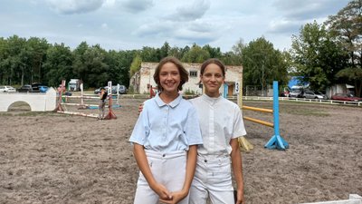 Іванна та Маргарита Ульяницька (на фото зліва направо) вперше взяли участь у змаганнях з конкуру Іванна та Маргарита Ульяницька (на фото зліва направо) вперше взяли участь у змаганнях з конкуру