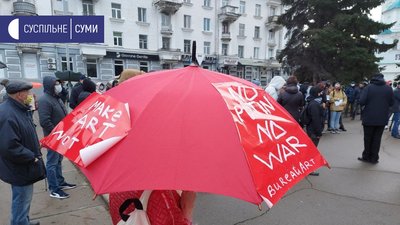 У Сумах влаштували акцію проти російсько-української війни У Сумах влаштували акцію проти російсько-української війни