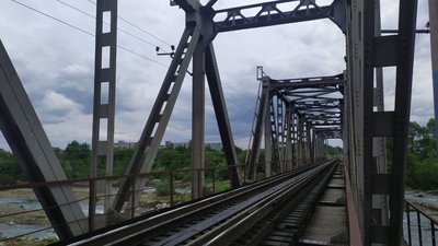 Поблизу Франківська хлопця вдарило струмом на залізничному мості. Одна з версій поліції — селфі Поблизу Франківська хлопця вдарило струмом на залізничному мості. Одна з версій поліції — селфі