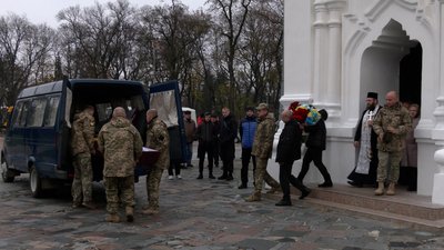 Не міг сидіти вдома, коли в Україні таке коїться: у Чернігові попрощалися з загиблим бійцем Не міг сидіти вдома, коли в Україні таке коїться: у Чернігові попрощалися з загиблим бійцем