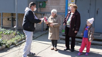 Десять тисяч аптечок за три тижні роздали волонтери людям похилого віку у Кропивницькому Десять тисяч аптечок за три тижні роздали волонтери людям похилого віку у Кропивницькому