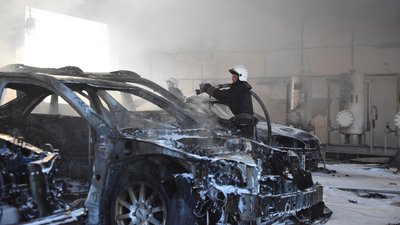 На території Одеського нафтопереробного заводу спалахнула пожежа: вогонь знищив 6 автівок