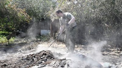 Курсанти з Одеси допомагають розбирати згарища на Луганщині Курсанти з Одеси допомагають розбирати згарища на Луганщині