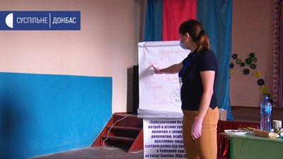 На Луганщині люди з прифронтового селища отримали благодійну допомогу На Луганщині люди з прифронтового селища отримали благодійну допомогу