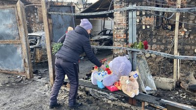 До згорілого дому родини Путятіних, загиблих 9 лютого, несуть квіти та іграшки До згорілого дому родини Путятіних, загиблих 9 лютого, несуть квіти та іграшки