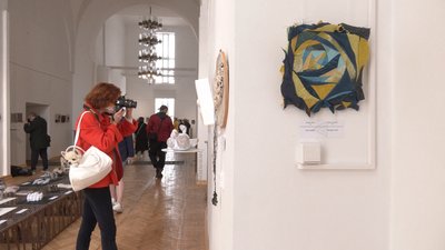 В Івано-Франківському краєзнавчому музеї експонують міжнародну виставку текстилю