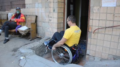 Тернополяни з інвалідністю не можуть потрапити до приміщення для отримують допомоги Тернополяни з інвалідністю не можуть потрапити до приміщення для отримують допомоги