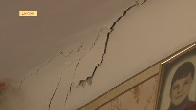 У Дніпрі вкрився тріщинами будинок на центральному проспекті У Дніпрі вкрився тріщинами будинок на центральному проспекті