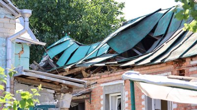 Пошкоджений будинок в Руській Лозовій внаслідок авіаудару Пошкоджений будинок в Руській Лозовій внаслідок авіаудару