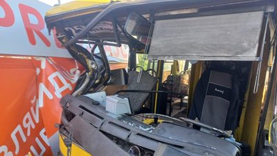 У Львові маршрутка в’їхала в колонку на АЗС: є травмовані