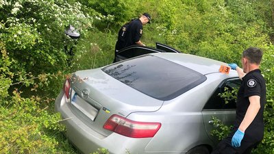 У Чернівецькій області знайшли тіло чоловіка. У вбивстві підозрюють трьох людей, їм загрожує довічне ув'язнення
