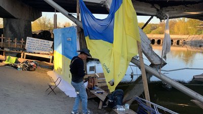 Під зруйнованим мостом в Ірпені відкрили арт-роботу в пам’ять про загиблих Під зруйнованим мостом в Ірпені відкрили арт-роботу в пам’ять про загиблих