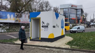 У Тернополі на зупинках громадського транспорту встановлюють бетонні укриття