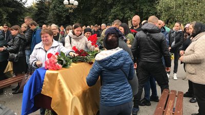 "Шкода, що такі люди помирають": у Полтаві попрощалися з чотирма загиблими військовими "Шкода, що такі люди помирають": у Полтаві попрощалися з чотирма загиблими військовими