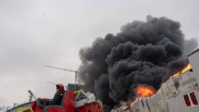 У Києві на Святошино горять склади