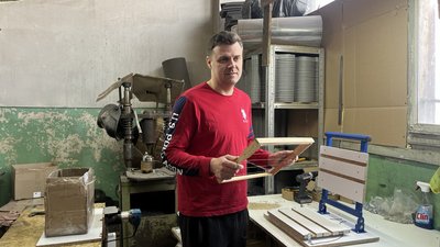 "Плануємо масове виробництво". У Чернівцях підприємство з Харкова виготовляє техніку для бджолярів "Плануємо масове виробництво". У Чернівцях підприємство з Харкова виготовляє техніку для бджолярів