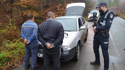 На Закарпатті правоохоронці затримали двох ужгородців, які пограбували мешканця Дрогобича