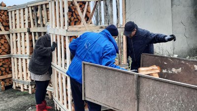 В Миколаївській області безплатно роздали дрова В Миколаївській області безплатно роздали дрова