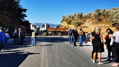 Місцеві мешканці блокують дорогу Місцеві мешканці блокують дорогу