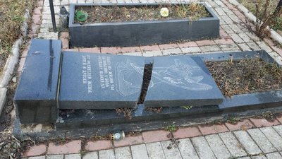 На Житомирщині невідомі зруйнували гранітні плити над могилами на кладовищі На Житомирщині невідомі зруйнували гранітні плити над могилами на кладовищі