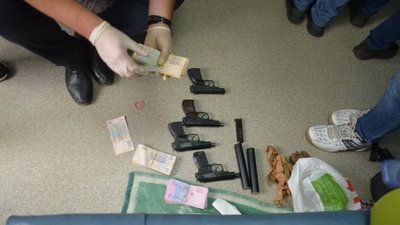 На Прикарпатті впіймали чоловіка, який збував зброю