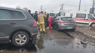 На Житомирщині сталася ДТП – три людини потрапили в лікарню На Житомирщині сталася ДТП – три людини потрапили в лікарню