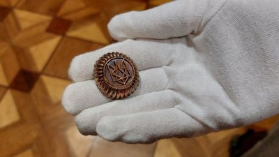 Кокарду часів гетьмана Скоропадського знайшли у Дніпрі