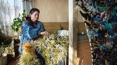 Як в одній із дніпровських шкіл плетуть маскувальні сітки та роблять "Кікімору".(ФОТОРЕПОРТАЖ) Як в одній із дніпровських шкіл плетуть маскувальні сітки та роблять "Кікімору".(ФОТОРЕПОРТАЖ)