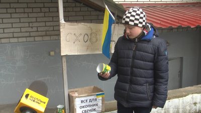 Перед входом у під’їзд Ярослав перевіряє, що у спеціальну коробку позносили сусіди. Перед входом у під’їзд Ярослав перевіряє, що у спеціальну коробку позносили сусіди.